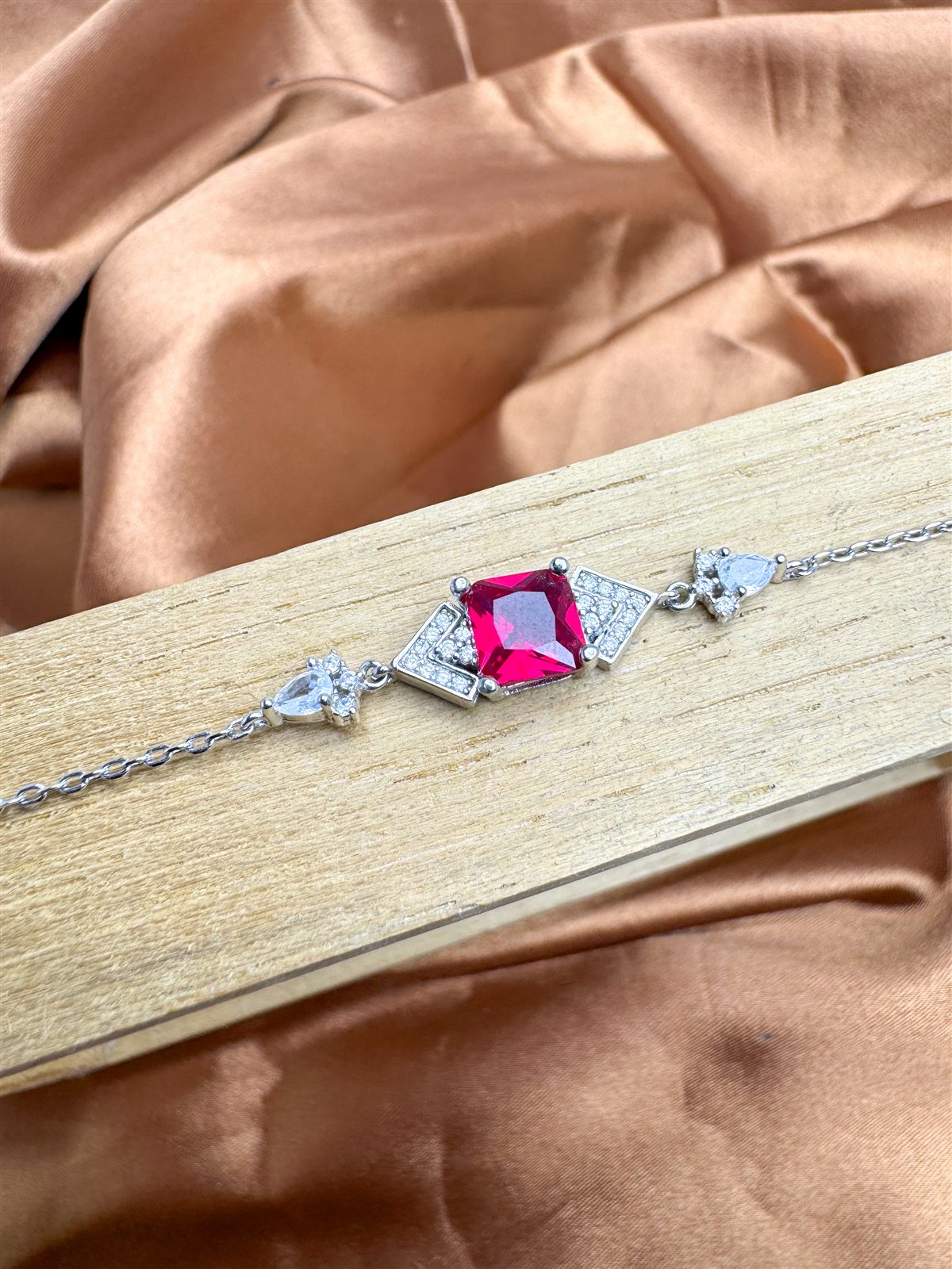 Pulseira de prata com pedra rubi da Suíça